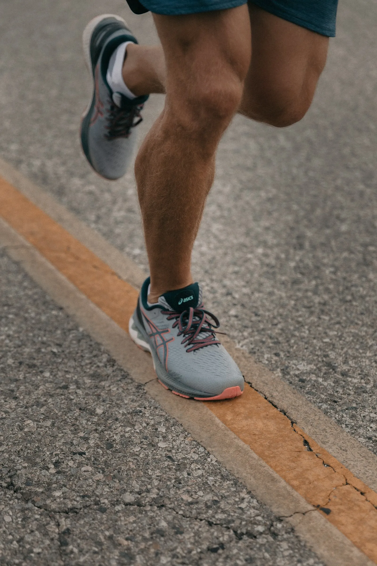 Pie con zapatilla de running en plena carrera