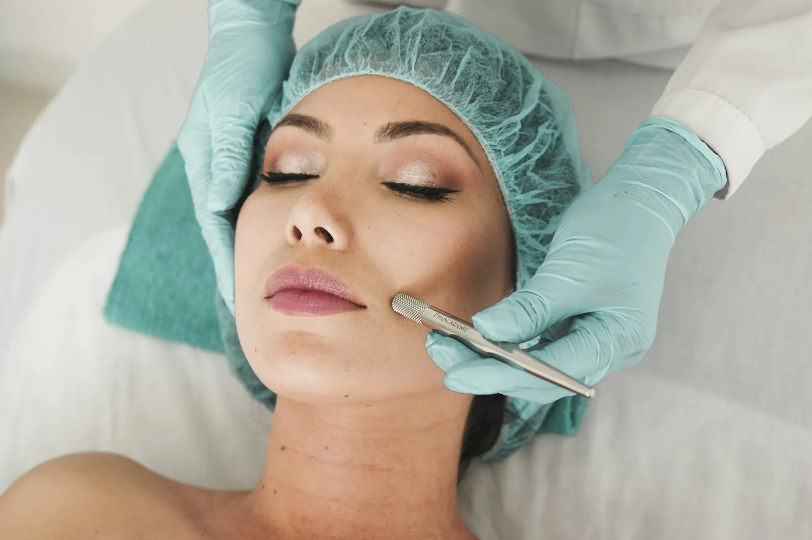 Tratamiento facial de la piel con instrumental en camilla