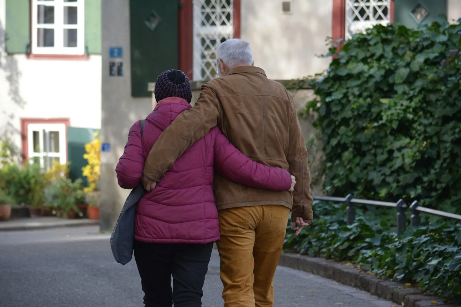 Pareja de personas mayores paseando del brazo