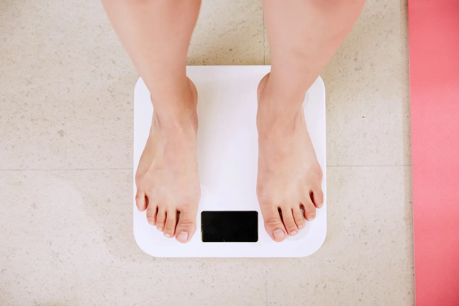 Pies descalzos sobre una báscula
