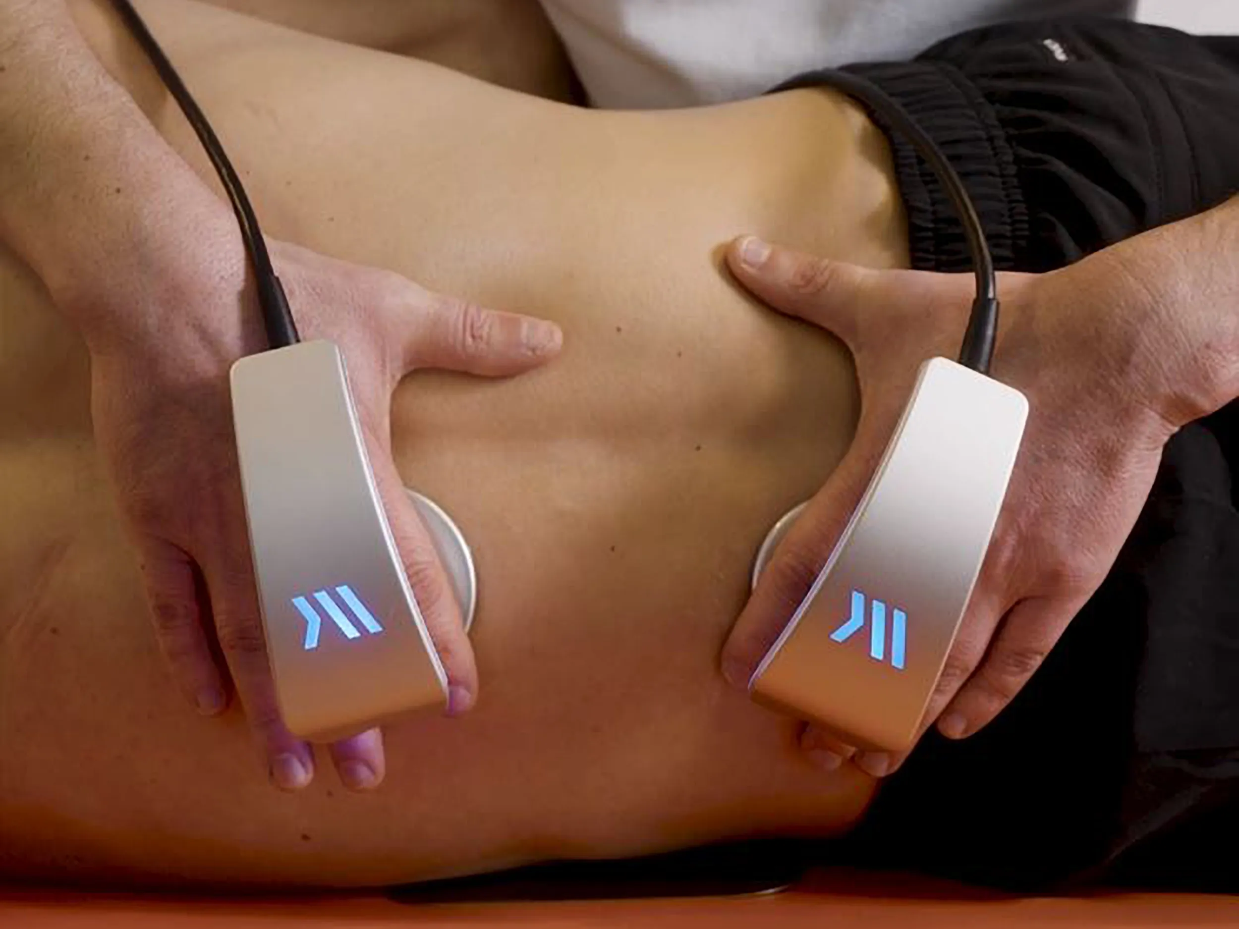 Fisioterapeuta tratando una contractura con tecnología Winback